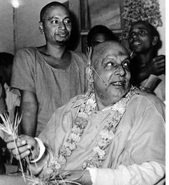 Gurdev Sivananda (with Swami Venkatesananda standing to the left in background)
