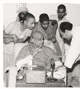 Swami Venkatesananda recording Sivananda with guests and disciples