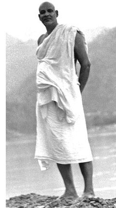 Swami Sivananda standing by the Ganges (Rishikesh)