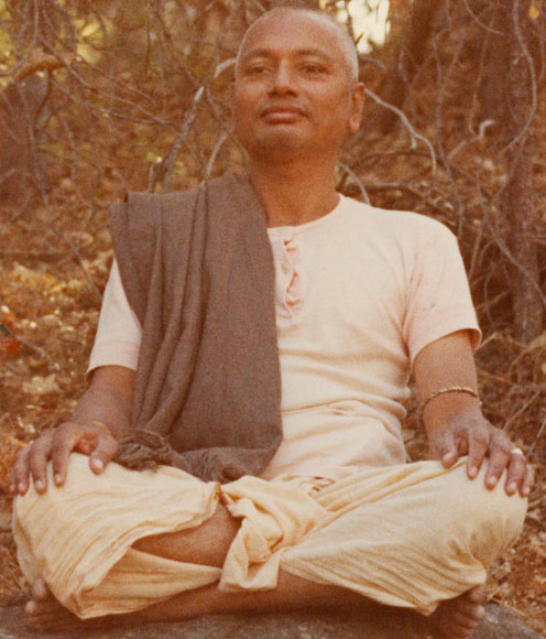 SiteFiles/photos/Swami Venkatesananda Giving A Yoga Class In The Woods